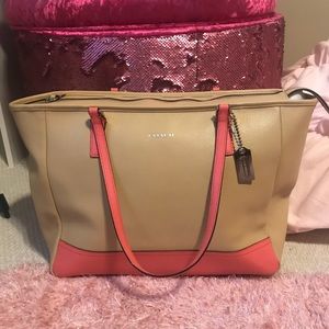 🌸OFFERS?🌸 Leather Coach Purse